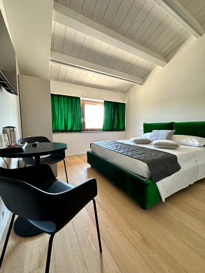 C House Rooms Lake Peschiera del Garda Extérieur photo