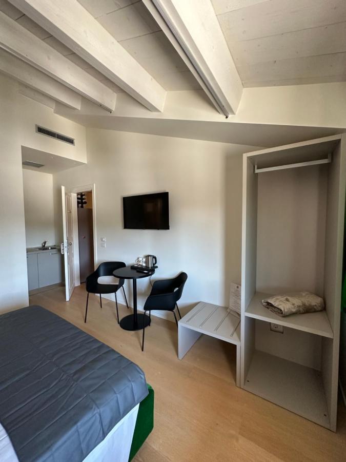 C House Rooms Lake Peschiera del Garda Extérieur photo